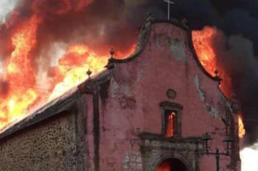 Incendio consume templo en Paracho, Michoacán 