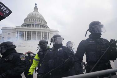 Asalto al Capitolio EU: Procesan a 2 por rociar aerosol para osos a policía que murió