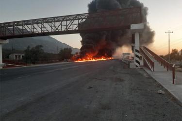 Las autoridades no reportan personas heridas por la volcadura e incendio de la pipa la cual transportaba gasolina. Foto: Especial