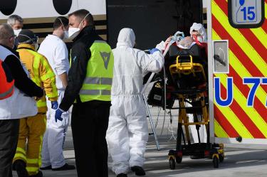 Hospitales de París están casi saturados; alistan nuevas medidas