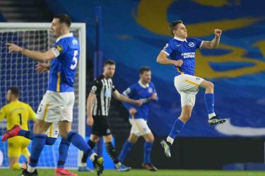 Brighton se aleja cada vez más de la zona de descenso en la Premier. (Reuters)