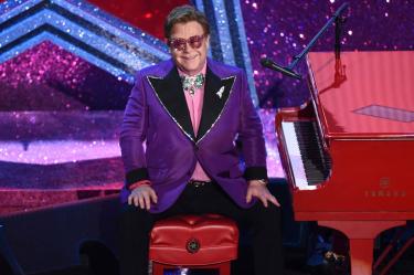 Elton John cumple #74 y celebra con un regalo para fans