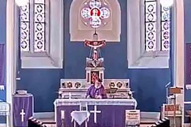Sacerdote se equivoca y pone canción de rap en plena misa