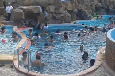 Bañistas abarrotan balnearios de Hidalgo en Domingo de Ramos 
