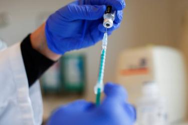 Hospitales de Alemania paran vacuna de AstraZeneca tras nuevos casos de trombosis