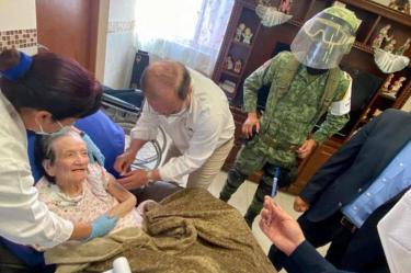 Abuelitos de asilos en Coahuila son vacunados contra covid  