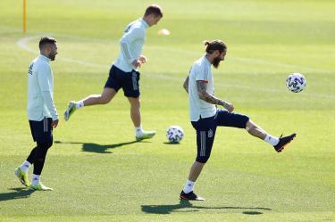 Se prevé que Sergio Ramos esté fuera por casi un mes (Reuters)