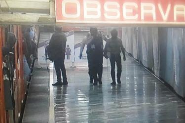 Usuario corre por vías del Metro en L1 e interrumpe servicio