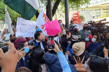 Al rededor de las 11 de la mañana, pasó en su camioneta el diputado Gerardo Fernández Noroña, quien saludó a los manifestantes guerrerenses 