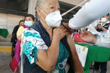 Aplican más de 1.5 millones de vacunas a abuelitos en CDMX