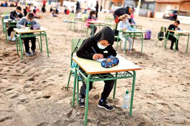Además de las clases de matemáticas y ciencias sociales, profesores incorporaron materias sobre el contacto con la naturaleza / Fotos: Reuters