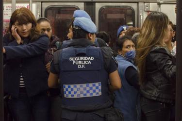 Evitan suicidio de dos mujeres en el Metro