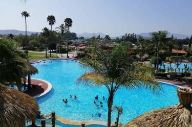 Un saldo de dos personas lesionadas de gravedad, así como dos más detenidas, fue lo que dejo una riña protagonizada por un grupo capitalinos en el balneario El Tephe.