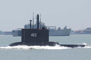 Desaparece submarino en Indonesia con 53 personas a bordo