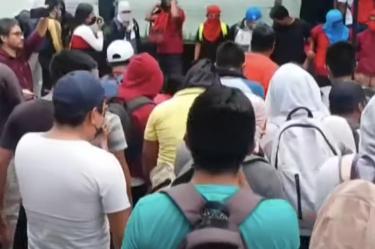 Normalistas de Ayotzinapa protestan en sede del PRD y oficinas de Evelyn Salgado