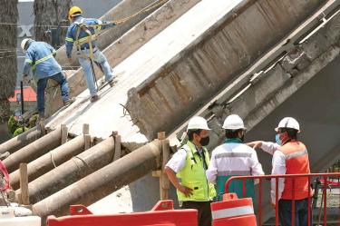 PERITAJES. La Fiscalía recopiló muestras de la estructura de concreto. Foto: David Solís