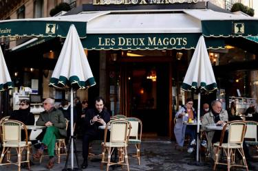 Francia reabre cafés y museos tras cierre de 6 meses