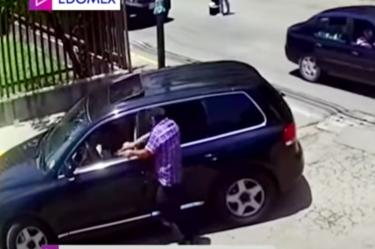 Cámaras de seguridad del fraccionamiento Los Olivos, en Cuautitlán, captaron el asalto. / Foto: Captura video.