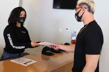 Tarjetas falsas de vacunación aparecieron en California, las autoridades alertan por estos documentos falsos.