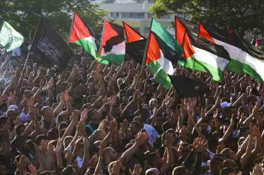 Con disparos al aire y fuegos artificiales celebraron en la Franja de Gaza la entrada en vigor del cese al fuego entre Israel y Hamas.