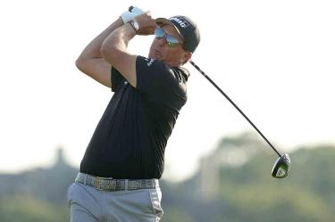 Phil Mickelson es el líder del Campeonato de la PGA a sus 50 años. (AFP)