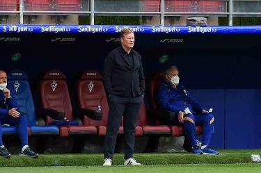 Ronald Koeman pretende hacer valer su contrato con el Barcelona. (AFP)