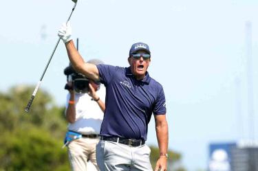 Phil Mickelson conquistó un Grand Slam de golf a sus 50 años de edad. (AFP)