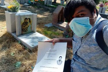 Marcos Eduardo Mejorado, un joven egresado de la Universidad de Guanajuato, cumplió la promesa que le hizo a sus padres y llevó su título hasta la tumba donde descansan.