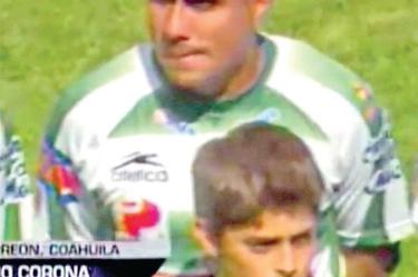 Previo a la final de vuelta del C-2008, el chico que está junto a Daniel Ludueña es Carlos Acevedo, el actual portero del Santos. Foto: Facebook Club Santos