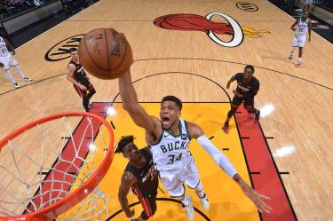 Giannis Antetokounmpo fue vital para el triunfo de los Bucks con su primer triple doble en playoffs. (AFP)