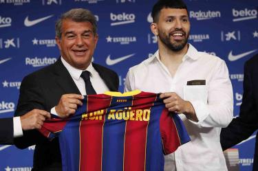 El presidente Joan Laporta presentó al 'Kun' Agüero en Barcelona. (Reuters)