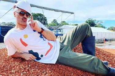 Marvel regaña a director Taika Waititi por fotos besando a Tessa Thompson y Rita Ora