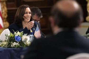 Harris se reúne con presidente de Guatemala; abordan trata y corrupción
