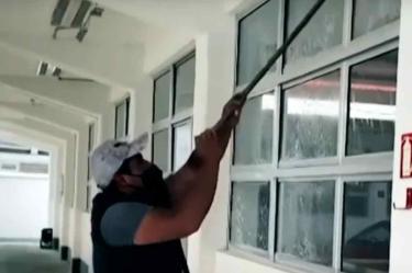 La limpieza incluyó el lavado de baños, salones, vidrios, puertas, mesas, sillas y material didáctico de manera exhaustiva.