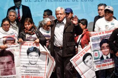 El presidente Andrés Manuel López Obrador en reunión con familias de los 43 normalistas de Ayotzinapa, en 2018. Foto archivo: Cuartoscuro