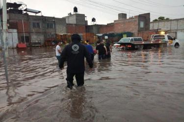 La corriente de agua provocada por las lluvias de las últimas horas en la ciudad de Querétaro, terminó por arrastrar las mercancías de vendedores de la central de abastos de esa capital.