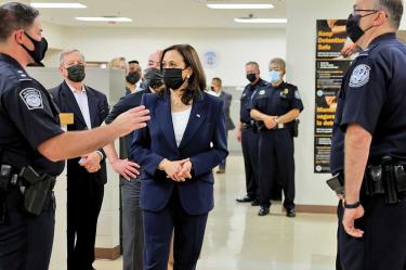  La vicepresidenta de EU, Kamala Harris, junto al secretario del Departamento de Seguridad Nacional, Alejandro Mayorkas, durante una visita al centro de procesamiento central de El Paso. Foto: Reuters