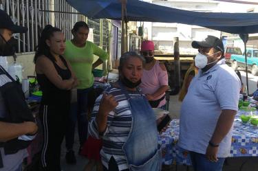 Los inspectores recomendaron a los comerciantes y a los asistentes cumplir con los aforos permitidos, usar correctamente el cubrebocas y guardar la sana distancia. Foto: Especial