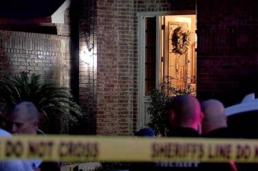 Padre balea a hombre que se masturbaba frente a la ventana de su hija