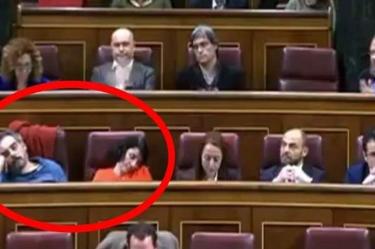 En caso de detectar a un político distraído, el sistema comparte automáticamente una captura a través de Twitter o Instagram, etiquetando la cuenta del político en cuestión, junto con un mensaje que le pide que mantenga la atención.