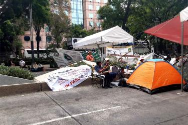 Los manifestantes refieren que no retirarán el bloqueo hasta que sean atendidos por una autoridad de alto nivel. Foto: Jorge González
