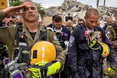 Sube a 64 el número de muertos tras derrumbe de edificio en Florida