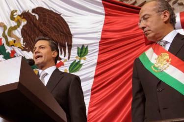 Los expresidentes Enrique Peña Nieto y Felipe Calderón, en diciembre de 2012 en el Congreso de la Unión. Foto archivo: Cuartoscuro