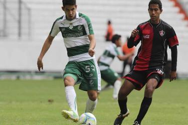 Kenyi Adachi (izq.) ex futbolista de Santos Laguna. (Foto: Mexsport).