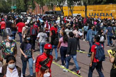 Con largas filas pero organizadas y fluyendo de manera constante, comenzó la jornada de vacunación de 18 a 29 años en la Alcaldía Gustavo A. Madero. / Foto: Cuartoscuro. 