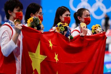 Las nadadoras -contra todo pronóstico- subieron a lo más alto del podio al vencer a EU y Australia, las máximas favoritas. (Foto: AFP).