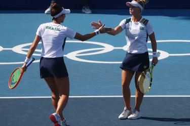Laura Pigossi y Luisa Stefani le dieron a Brasil su primera medalla en tenis. (Reuters)