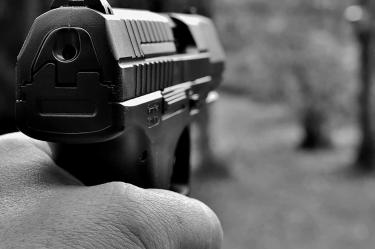 Misuri indulta a pareja que apuntó con armas a manifestantes antirracistas