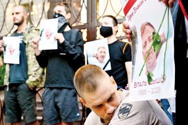 Activistas se manifestaron en Kiev para exigir una investigación sobre la muerte del opositor Vitali Shishov, de quien llevaban fotos. Foto: AFP