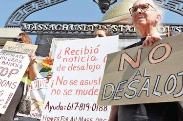 Escalaron presión. Personas de una coalición por la justicia se manifestaron contra los desalojos. Foto: AP